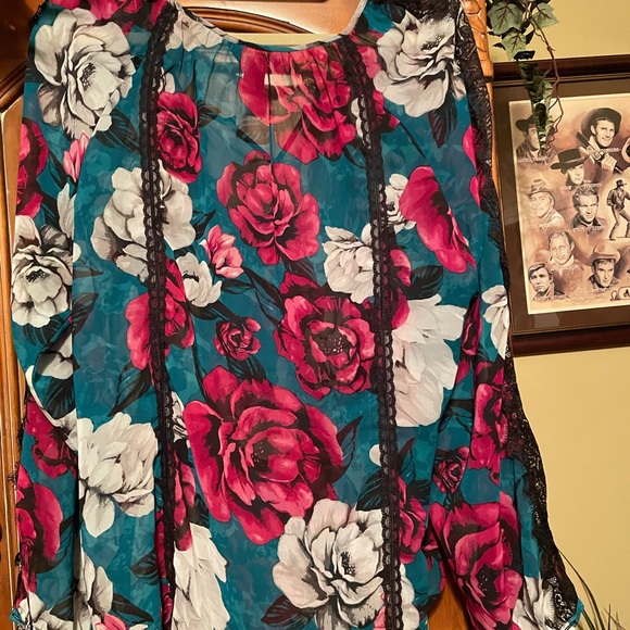 Beautiful Blouse. Like new condition! - Picture 5 of 6